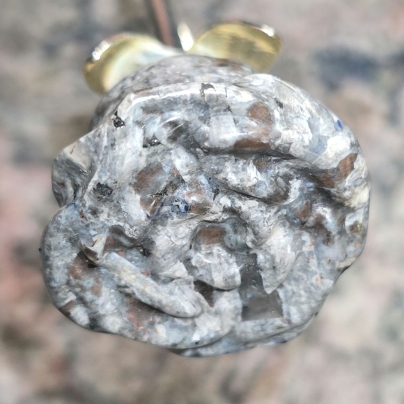 🌹 Natural Yooperlite Rose Carving with Silver colored Metal Stem - Picture 3 of 5